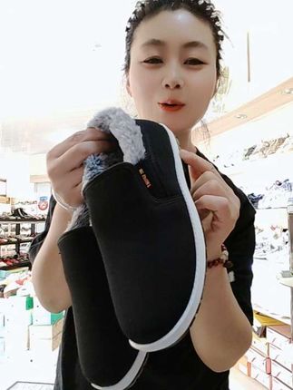 “足下生风,如古人云:‘千里之行,始于足下。’这款软底鞋,舒适养脚,步履更轻盈。💡行走的艺术,从脚下开始。#软底软面穿上超舒服 #好物推荐”#老北京布鞋棉鞋