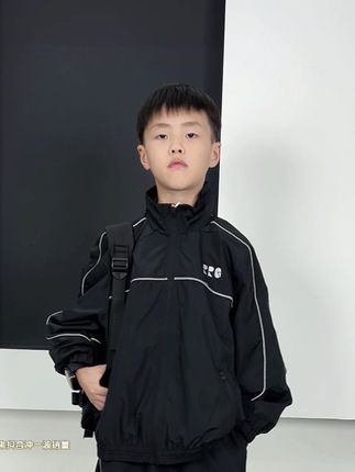 这件儿童冲锋衣简直是秋日带娃神器!男女宝都能穿,经典黑耐看又百搭,搭配同系列裤子,太炸街了,巨高品,妈妈们闭眼入#高品质童装 #春秋穿搭 #男生穿搭 #潮童穿搭 #童装