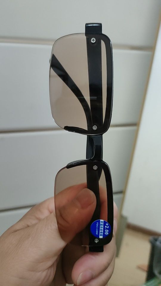功能效果:戴上这个眼镜刷抖音视频特别清晰, 上脸感受:戴上舒服 佩戴效果:佩戴效果棒棒的,不掉 物流速度:很快#我在抖音买买买