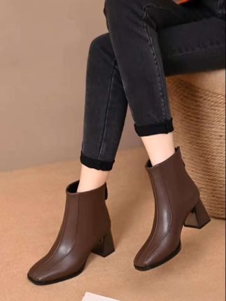 #AI扩图 复古方头粗跟短靴女秋冬季英伦风切尔西靴显瘦马丁靴弹力瘦瘦靴子#新款女鞋 #穿出高级感 #百搭女鞋 #好穿不累脚 @DOU+小助手