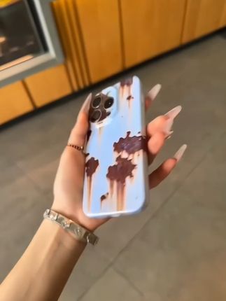 锈迹斑斑的手机壳 够个性了吧