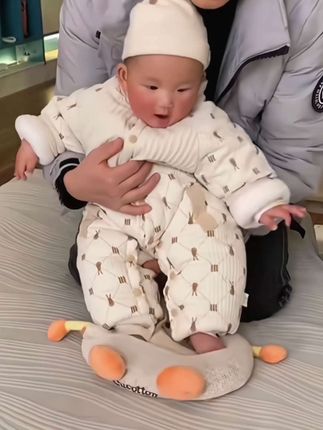 坚持踩豆子第五天,新手爸妈快看过来,睡前踩5分钟,睡渣变睡神!快给宝宝踩起来#人类幼崽 #育儿经验分享 #踩豆子刺激脚底神经发育 #婴儿踩豆子有什么好处 #踩豆子有什么好处