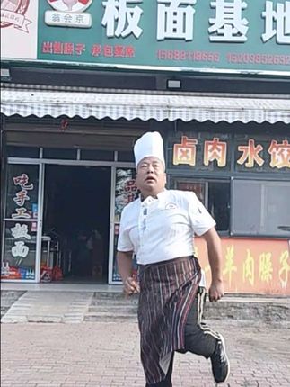 很多粉丝在评论区说不好好卖板面天天跟个老娘们似的跳舞 其实跳舞也不是因为我热爱才跳舞 记得是2018年的冬天我的血压高的不能干活 看到有人在河边跳鬼步舞 听别人说跳舞可以健身 所以我才学的舞蹈 一直坚持到现在 谁抖想身体全部回复正常了 全民健身你我同行@老四和八戒(老姨夫招工) @孙小凯唱一腔 @翁二妹 @吉祥如意老姨夫