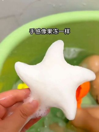 用毛巾给宝宝洗了一个多月的澡,才知道有宝宝洗澡的魔芋扑,之前用毛巾洗不好脖子胳膊褶皱处,现在用这个魔芋扑扑棉真是爱了#母婴好物 #宝宝洗澡 #洗澡神器 #魔芋扑扑棉 #新手妈妈