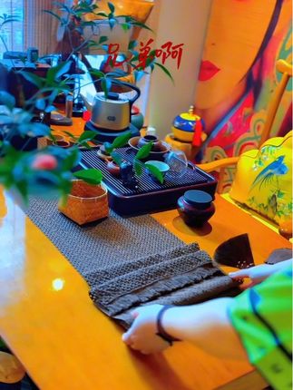 匠心镂空,是桌旗的呼吸。阳光穿过缕空,在茶席上洒下斑驳的光影,时光仿佛被筛选,只留下最宁静的片段。一壶清茶,几缕幽香,于光影流动间,参悟生活的留白之美。虚与实,光与影,茶器与空间,在此和谐共生。铺展一方,便为茶席开辟出通透的禅意天地,让心也随之开阔、沉静。#茶空间#桌旗#禅意生活#茶室