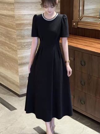 2025年珍珠黑色短袖连衣裙子女新款赫本风小个子a字法式长裙气质#舒适透气又凉快 #舒适透气 #时尚潮流休闲百搭