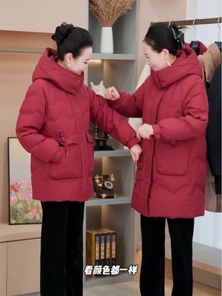 闺蜜的日常就是每天炫耀自己喜欢的衣服。 #时尚妈妈装 #妈妈装 #气质妈妈装 #羽绒服 #中老年穿搭