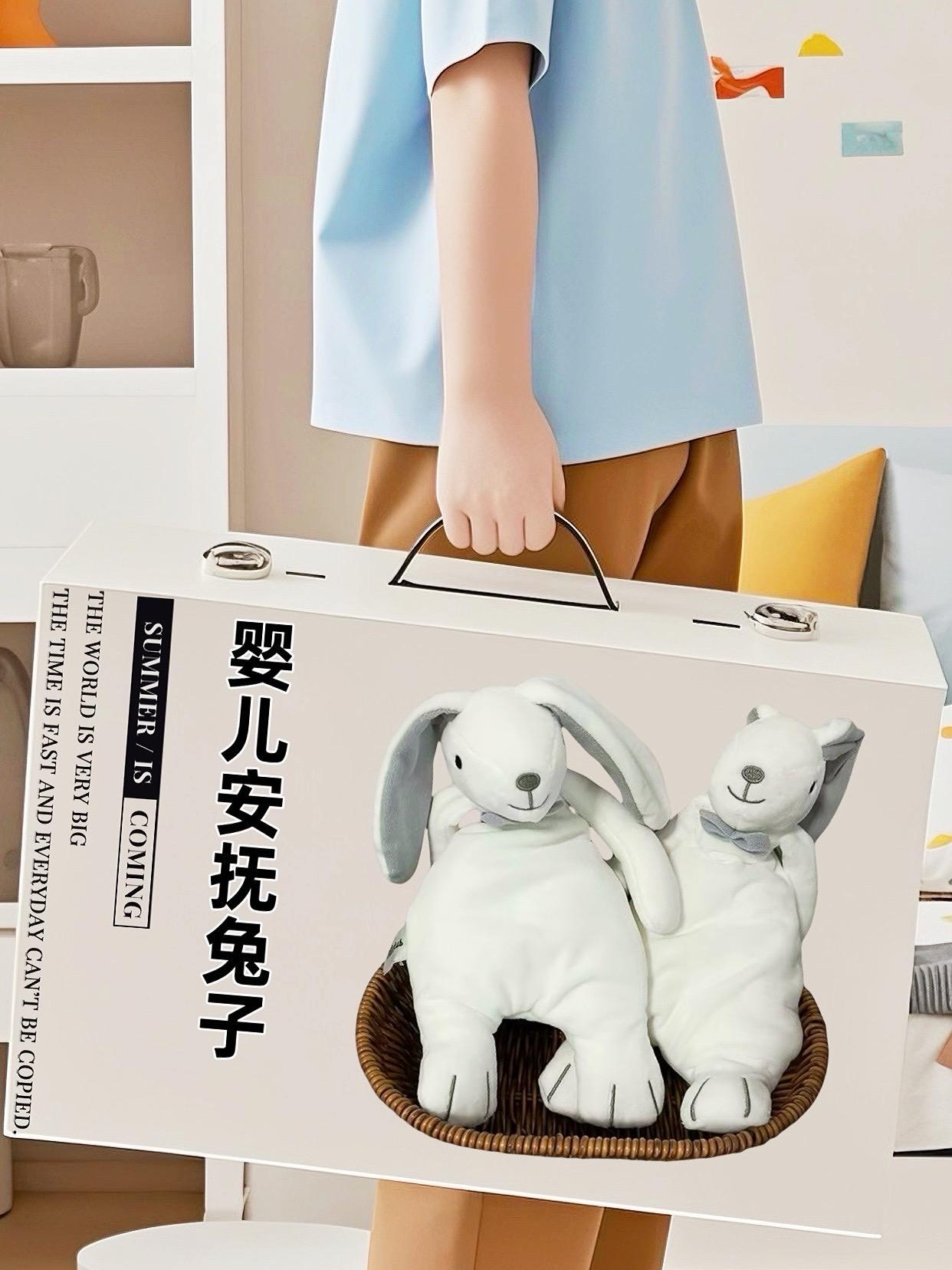 #抖加小助手 新生儿哄睡天花板!这只小兔直接封神!! 宝妈们快冲!挖到能让宝宝秒变天使的哄睡神器——澳贝小兔安抚巾✨ 软乎乎的毛绒像云朵般细腻,安全A类材质,啃咬拉扯都不起球不掉毛,老母亲超安心! 萌萌兔耳朵自带沙沙声,轻轻一捏还会发出温柔音乐,瞬间抚平宝宝烦躁情绪~小兔子圆溜溜的眼睛、粉扑扑的脸蛋,超治愈!白天当早教玩具,晚上当哄睡伙伴,宝宝抱着就不撒手~ 立体造型方便小手抓握,锻炼抓握能力!现在宝宝哭闹时只要摸到小兔,立马破涕为笑~后悔没早点发现它!新生儿必备清单TOP1,闭眼囤不踩雷! #澳贝小兔安抚巾 #新生儿哄睡神器 #可啃咬安抚玩偶 #宝宝早教玩具