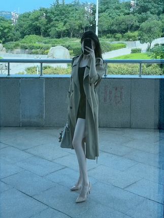 古道冰封停过马 又见春水映桃花#风衣 #温柔穿搭 #轻熟风