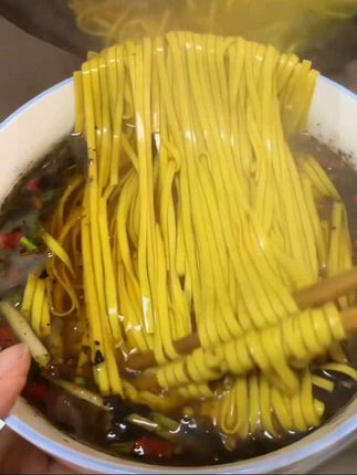 如果你平时大鱼大肉吃多了,建议你多吃点这个苦荞面,它是贵州高山种植的苦荞做的面条,是真正的粗粮食品,而且还是低脂的,没有添加蔗糖,吃起来爽滑劲道,还带有淡淡的苦荞香味。平时可以用它做汤面或者拌面都可以,如果你也喜欢吃面条的话,一定要试试这个。#强烈推荐 #太好吃了 #舌尖上的味道 #抖音美食推荐官 #地方特色美食