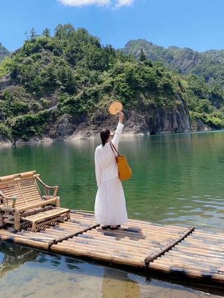 “情歌赛过春江水,纯净如初爱意深,阿妹无心看美景,翻山越岭只为君”哈哈哈哈!#竹筏漂流
