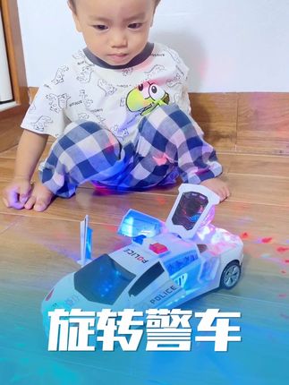 哇塞,这警车也太酷了吧,会发光会音乐,还会原地漂移和跳舞,转圈圈啊,还能避开障碍物,遇到事情不慌张,自带万向轮啊,行动自如,赶紧给你家娃安排上#儿童电动变形汽车 #电动玩具 #儿童玩具 #小汽车#玩具车
