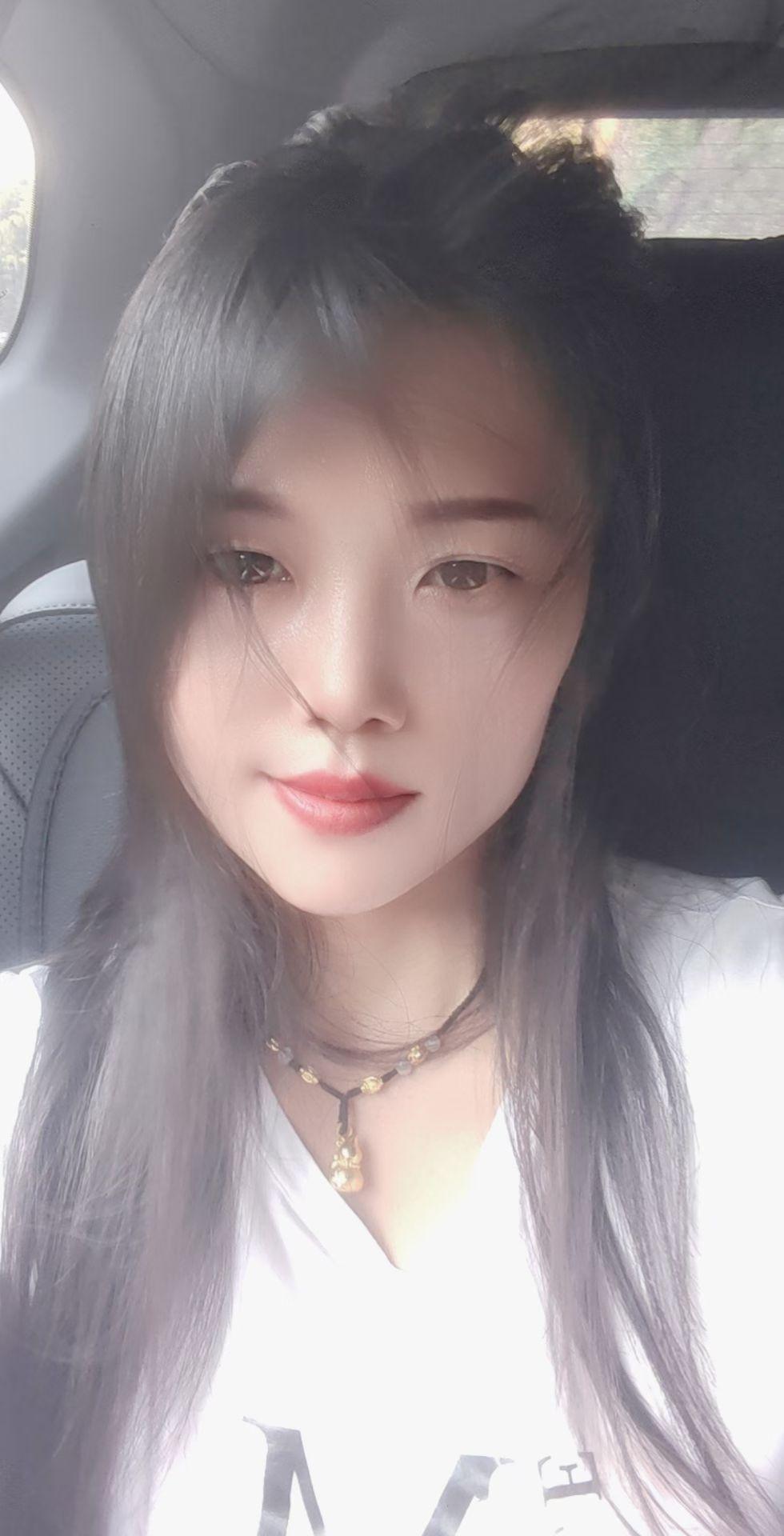 “如果喝酒哭了,不是喝多了,而是委屈了,如果喝酒想谁了,那可能是真的想了,最苦的不是药,而是没人疼。最美的不是容貌,而是心灵,最伤心的不是忘记,而是忘不了。最累的不是身体,而是心。醉人的不是酒,而是人…”