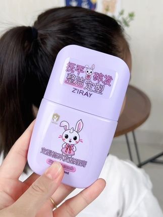 天一热女儿就爱出汗,捂在脖子上额头上太难受了,可以给女儿试试这个#碎发神器 轻轻一梳就可以抚平碎发,真的太实用啦#儿童碎发膏#碎发#碎发整理@DOU+好生意