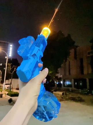 动力回弹,电动发射,枪口发光,超强打击感,这个夏天,有这把水枪就够了。 #水枪 #电动水枪 #灯光喷火水枪 #夏日必备 #礼物