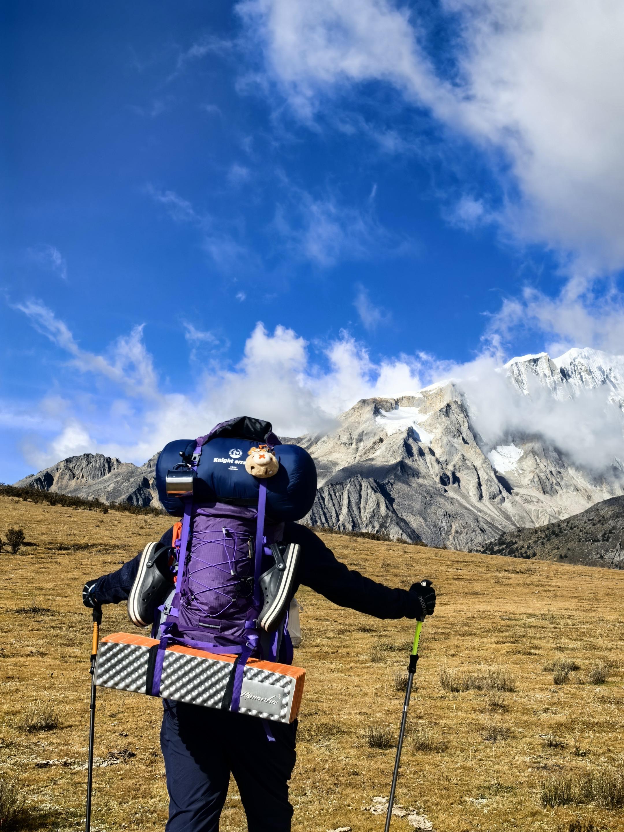 顶峰相见,追寻向往的自由!⛰️等  放弃?半山腰总是最挤的,你得去山顶看看。 肌肉的酸痛,是身体在记录成长; 登顶后的畅快,是汗水兑换的勋章。 这条路很苦,但山顶的风景,值得你跪着走完。 别问什么时候到顶,只管踩稳脚下的每一步。 我们,山顶见!#日照金山 #登顶 #登山包