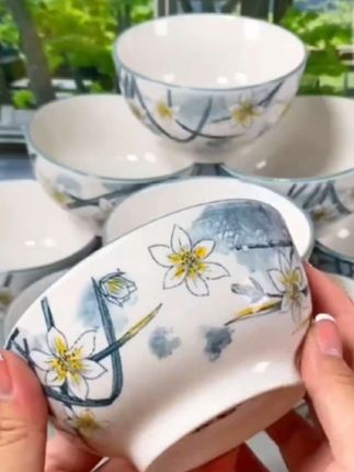 10个装陶瓷碗家用新款,吃饭碗4.5英寸碗水仙花瓷碗釉下彩饭碗餐具,清新的图案,吉祥又富贵,叠纳还很方便,吃饭喝粥端拿不烫手,美观好看还实用。#陶瓷碗 #吃饭碗#陶瓷餐具 #米饭碗 #好看又便宜