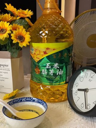 东北玉米胚芽油 天然营养 健康美味 滴滴清香 来自东北黑土地的馈赠,这款玉米胚芽油,精选当季饱满玉米,仅取珍贵胚芽,经物理压榨而成。油色透亮、清香四溢,烹饪时烟少味淡,默默托出食材本味 ,三餐四季,为家人带来美味与健康。#东北玉米胚芽油#玉米胚芽油#玉米油#纯玉米油