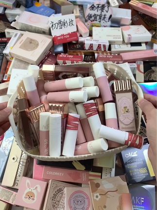 速速来，冲了！这里什么化妆品都有 快来拿，早上7.30开始。各种化妆品都有，快来 直接拿走！#平价彩妆 #假睫毛#唇釉#粉底液#粉饼