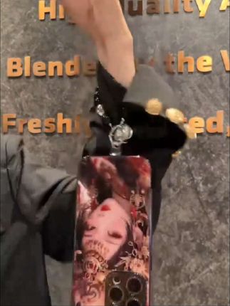 新入手的手机壳也太美了吧!✨画面精致,质感满分,挂绳设计超方便~推荐给喜欢个性配件的你!#每日分享 #真好看#强烈推荐 #快来看看 #超好看 #新款