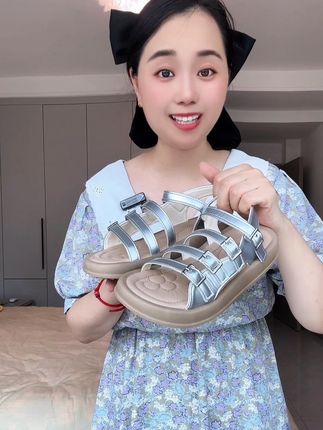 巨洋气的罗马凉鞋,鞋底很软,价格超给力,安排吧!#儿童罗马凉鞋 #儿童凉鞋 #软底软面穿上超舒服 #夏季凉鞋 #好鞋推荐