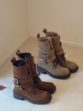 谁懂啊家人们!这双麂皮中筒靴太戳我了~ 复古卡其色高级又百搭,绑带和金属扣设计,酷飒感直接拉满。 鞋底厚实,走路也稳当,秋冬搭配大衣、牛仔裤,妥妥的时尚弄潮儿,真的很难不爱!#复古女鞋 #靴子控 #靴子的搭配 #哎呦喂你鞋真好看 #鞋子控