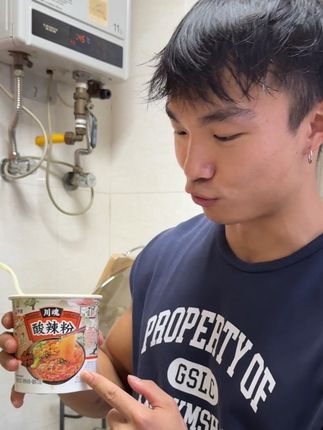给大家推荐一款性价比很高的酸辣粉 比线下划算 泡出来量也很足 但是一定要泡的时间久一点 让它吸满汤汁 感兴趣的兄弟们可以看看