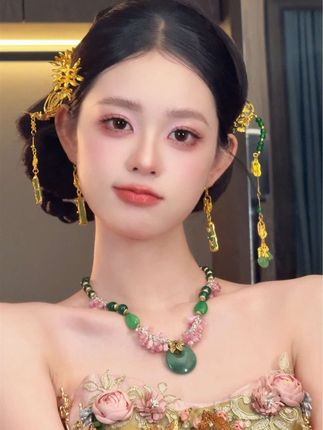 这大概就是东方的高级美吧🎊 #优雅气质 #中式婚礼 #新娘造型 #心动的感觉 #秀出新国风