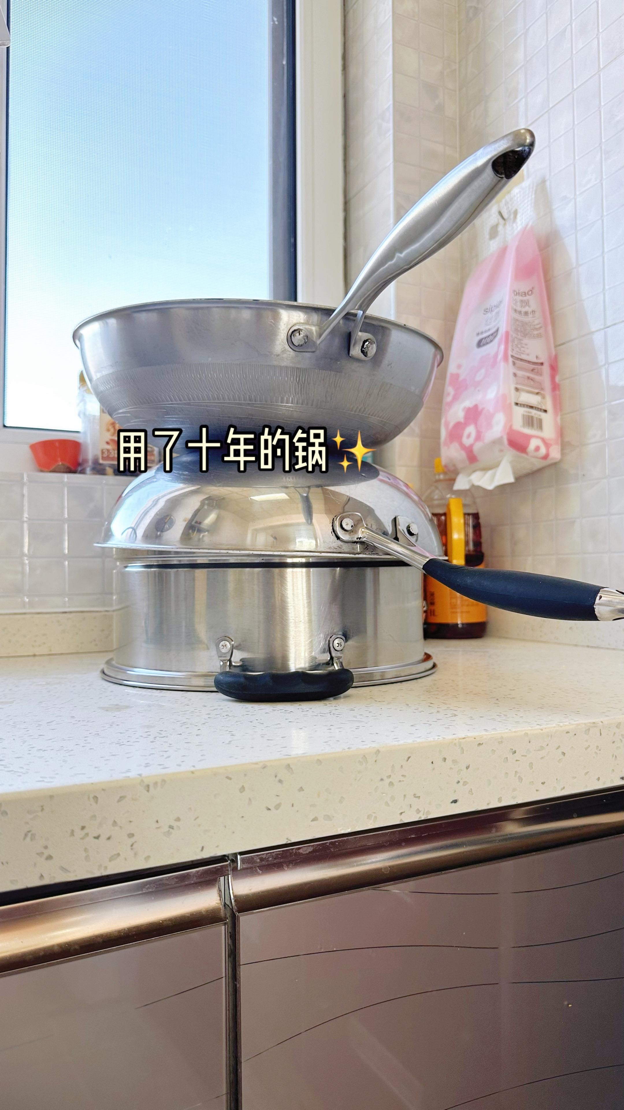 终于洗干净了😍。用了十几年的锅又黑又油腻终于被拯救了👍清洁膜敷一夜揭开膜太过瘾了 #锅底 #锅底黑垢怎么去除