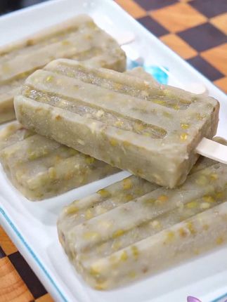 你知道绿豆雪糕是怎么做的吗?自己做的比买的还好吃,还没有冰渣。干净卫生,家里有口锅就可以做成功。#雪糕模具#自制雪糕 #在家做美食