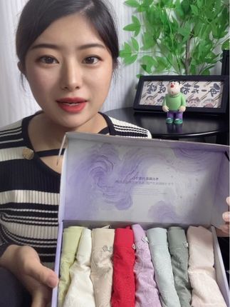天呐!纤知鸟新出的国风提花内裤也太好穿了吧,上身软软糯糯的,底裆还是桑蚕丝的面料,关键这个价到手8条,追求舒适度的姐妹一定要试试!#贴身衣物 #面料柔软舒适#透气舒适 #内裤