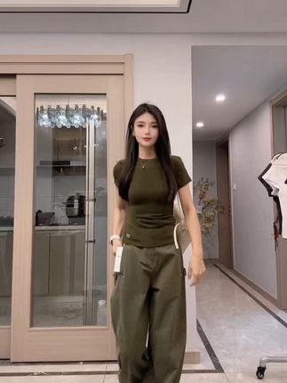 同色系穿搭真的太好看啦爱啦爱啦#又美又飒 #遮肉显瘦 #一套好的衣服可以让你不动声色的美