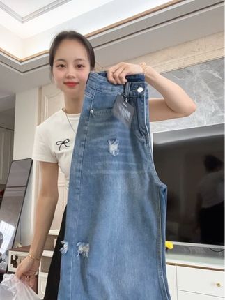 这条破洞阔腿牛仔#拖地裤 姐妹们一定要安排上!版型超正!高腰设计上身#显高显瘦显腿长 休闲慵懒又百搭!小个高个长度可选#牛仔阔腿裤#强烈推荐#慵懒休闲风