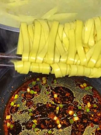 老乡朋友们吃早餐喽,贵州黄苦荞挂面,劲道爽滑,老人小孩都喜欢吃#舌尖上的味道 #地方特色美食 #苦荞面 #谁懂这一口的好吃程度 #妈呀太香了
