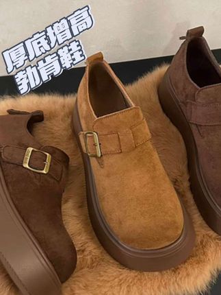 这双厚底勃肯鞋堪称“通勤懒人神器”!一脚蹬设计省去系鞋带的麻烦,赶早八、赶地铁都能多睡两分钟;圆头版型适配各种脚型,长时间穿着也不会有束缚感。防滑鞋底应对雨天、光滑地砖都很稳妥,日常通勤、周末逛街穿都合适,低调百搭还显气质,戳下方链接就能入手 #鞋推荐 #勃肯鞋 #懒人一脚蹬乐福鞋 #懒人一脚蹬#女鞋