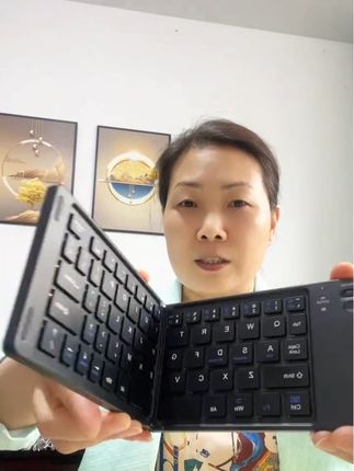 无线蓝牙迷你折叠键盘 随时随地办公,连接平板,手机,适用苹果、安卓。小巧方便携带。#键盘#折叠键盘 #键盘侠#办公用品@抖加🔥上热门🔥dou+🔥热点宝