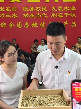 老乡带来的石斛切片,用矿泉水闷或煮可以出现粉粉的汤色,满满的胶质感!