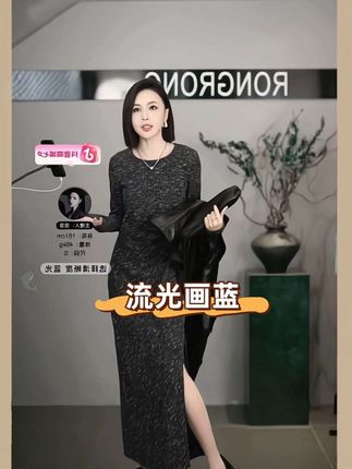 #无限回购的宝藏单品 这条裙子我真的强烈推荐,面料自带这种肌理感,而且颜色特别漂亮,是那种很高级的蓝色。它的下摆做了一个小喇叭口的设计,会显得整个人更加苗条一些,走起路来也很飘逸灵动。【流光画蓝】RONGRONG 圆领定制纹理褶皱休闲优雅风连衣裙#高级感穿搭 #显瘦穿搭 #优雅知性 #溶溶RONGRONG