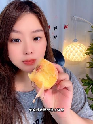 #阳山水蜜桃 终于上市了…又到了吃阳山水蜜桃季节~今年吃到的第一箱无锡阳山白凤水蜜桃,真的惊艳我了,个大饱满皮薄,特别特别甜,口口爆汁,是真的可以拿着吸管喝的水蜜桃,真的吃一次就爱上的桃子#水蜜桃#一到夏天就想桃#桃子熟了#夏日尝鲜