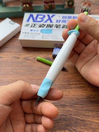 这个是可以让普通铅笔变正姿笔的握笔器,粗杆的设计,三指定位,快速矫正握笔姿势。特别适合正在用铅笔的孩子使用。#好物推荐🔥 #开学必备 #学习用品 #握笔器 #握笔姿势