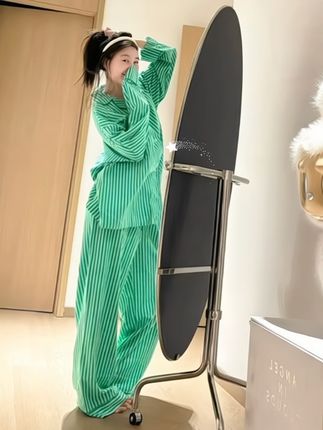 《条纹睡衣的居家小剧场》 她的居家日常像场色彩秀:黄条纹时对着毛绒伙伴耍可爱,棕条纹时顶着丸子头开启元气晨起,粉条纹在走廊跳个随性小舞,绿条纹又在镜前蹦出活力瞬间。同个温馨小窝,不同条纹睡衣,把平凡居家过成了专属时尚剧场~ #舒适家居服 #睡衣家居服 #家居服 #粉色系 #条纹控