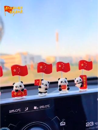 马上就到国庆节了!这个可爱的熊猫红旗小摆件放在车里或者办公室都很合适!氛围感满满!#车载摆件 #创意摆件 #红旗小摆件 #国旗 #国庆