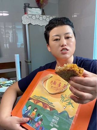 中秋送礼桥墩大月饼,咸甜口味,非常好吃#大月饼 #太好吃了 #美食