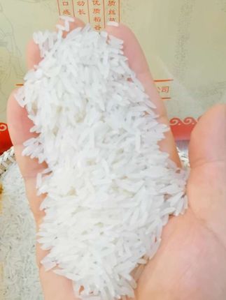 吃货快囤!正宗台山丝苗米,煲仔饭黄金搭档 台山丝苗米,米粒饱满修长,煮后粒粒分明、蓬松弹牙,米香四溢超勾人。真空包装锁鲜,米香更持久,日常做饭或宴请都很出彩。它是台山市国有粮食集团出品,属于全国放心粮,品质很靠谱。不管煲粥还是煮饭,都软糯香甜,快尝尝这份“渔米之乡”的地道美味!#丝苗米 #台山大米 #优质农产品 #妈呀太香了 #大米