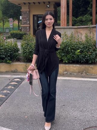 气质女人必备的一条微喇裤 显瘦一绝 #高级穿搭 #黑色系穿搭 #微喇裤