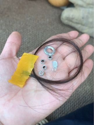 非常感谢友友们的信任通过咱们平台交易上飞飞姐,感谢平台给我们手艺人展示自己的机会!不是黄金买不起而是发丝手绳 更有性价比更有意思不是黄金卖不起而是发丝手绳更有性价比 一缕情丝一缕魂,青丝代表着相思,也代表爱情的坚韧和永恒 它是从爱人的头发上剪下来的,蕴涵着对方的气息和温度, 所以一缕青丝送爱人,这款礼物充满了诗意和浪漫让爱情更加温馨,你说对吗? #手工diy制作 #手艺人在抖音 #头发手绳编织 #一缕青丝手链编法