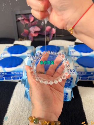 夏天家里真的少不了这种纯水湿巾呀!赶紧来看看答菲家的吧~纸张又大又厚实,湿度也是刚刚好,关键这价直接到手5大包,快冲#好物推荐湿巾#答菲#超便宜超划算#强烈推荐