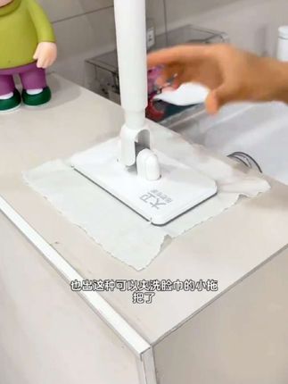家里不用的旧毛巾、旧衣服别再扔了,拿来夹在这个拖把上,轻轻这么一按就夹住了。用来拖地啊,打扫高处够不到的地方可太方便了!用脏了也不用洗,直接丢掉就行。它还能夹用过的洗脸巾,各种犄角旮旯都能伸进去擦,特别灵活。家里备一个打扫卫生真的省事不少!