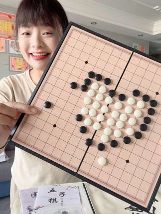 磁吸五子棋兼围棋活动来啦,磁吸设计不掉落,边角圆润,不刮手,磨砂面的棋子很有质感。内设固定卡槽,闭合不散落。还送了五子棋和围棋入门手册。#专注力练习 #五子棋#围棋 #磁吸五子棋围棋 #强烈推荐