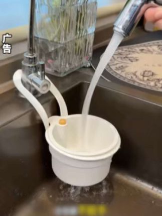 这个挂在水龙头上的沥水篮太方便了,平时倒个剩饭残渣,还方便收纳洗刷工具#沥水篮#水槽挂篮 A
